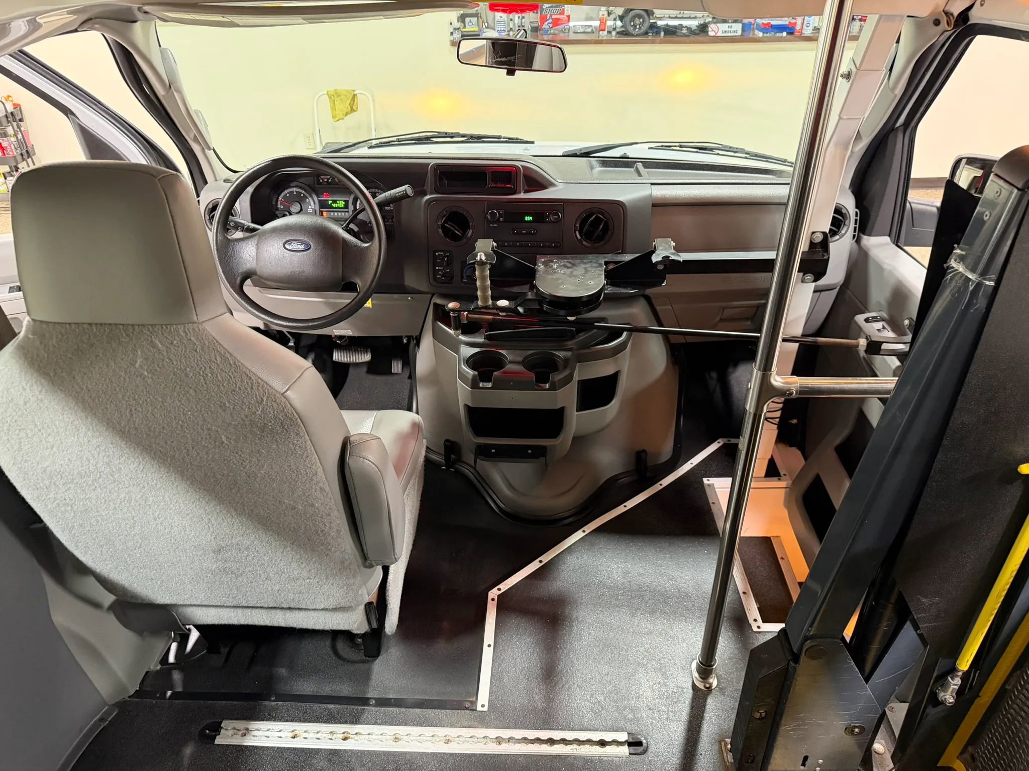 Used 2014 Ford E-250 and Econoline 250 Extended w/ Power Group RWD image 39