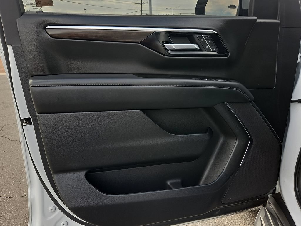 Used 2025 Chevrolet Suburban LT AWD/4WD image 13