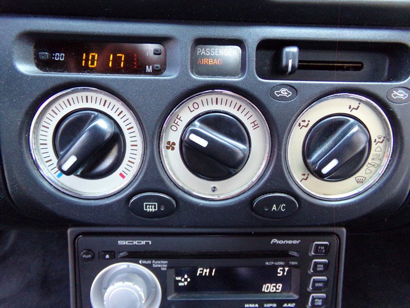 Used 2004 Toyota MR2 image 26