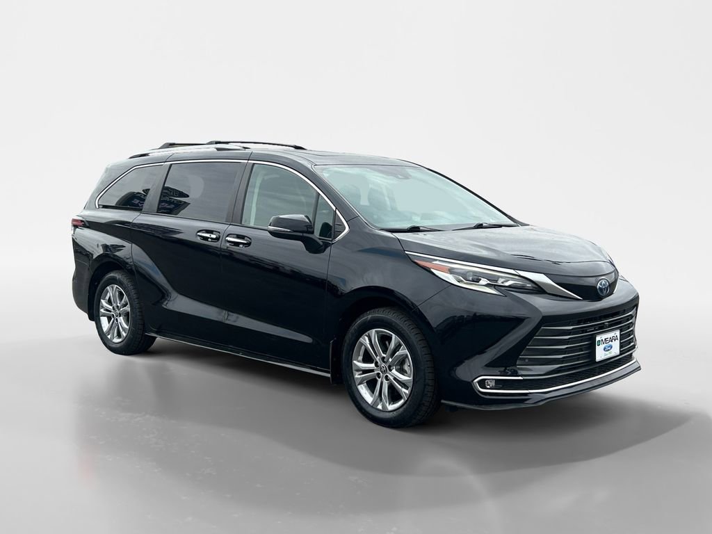 Used 2022 Toyota Sienna Platinum w/ Outdoor Package (TMS) image 3