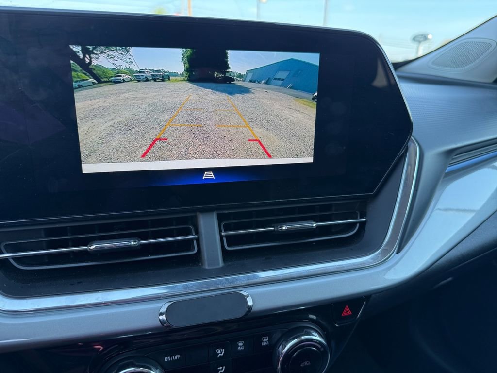 Used 2025 Chevrolet Trax LT FWD image 16