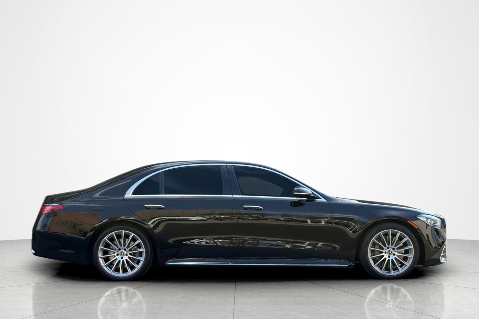 Used 2022 Mercedes-Benz S 580 4MATIC Sedan w/ AMG Line Package image 6
