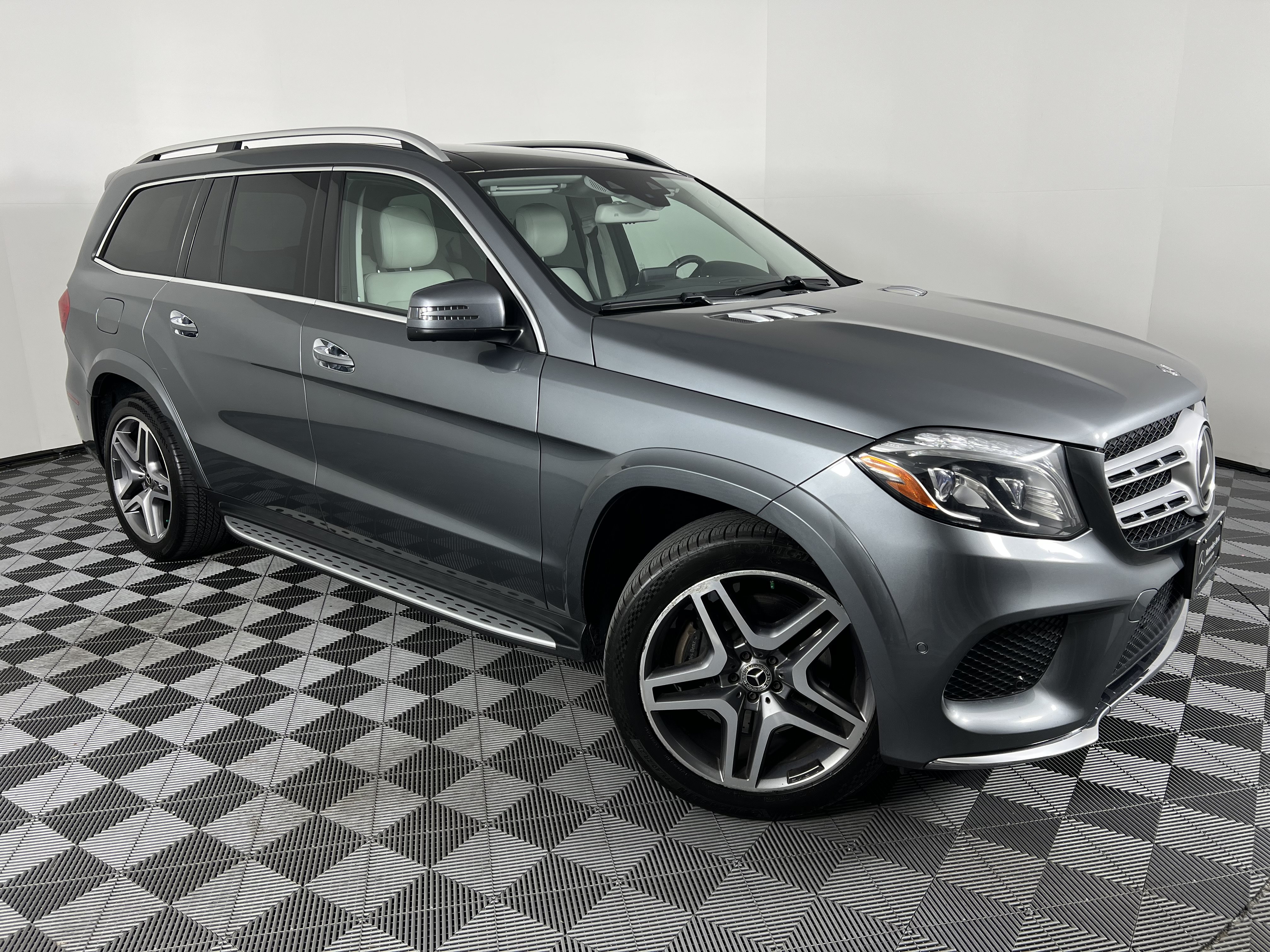 Used 2017 Mercedes-Benz GLS 550 4MATIC image 2