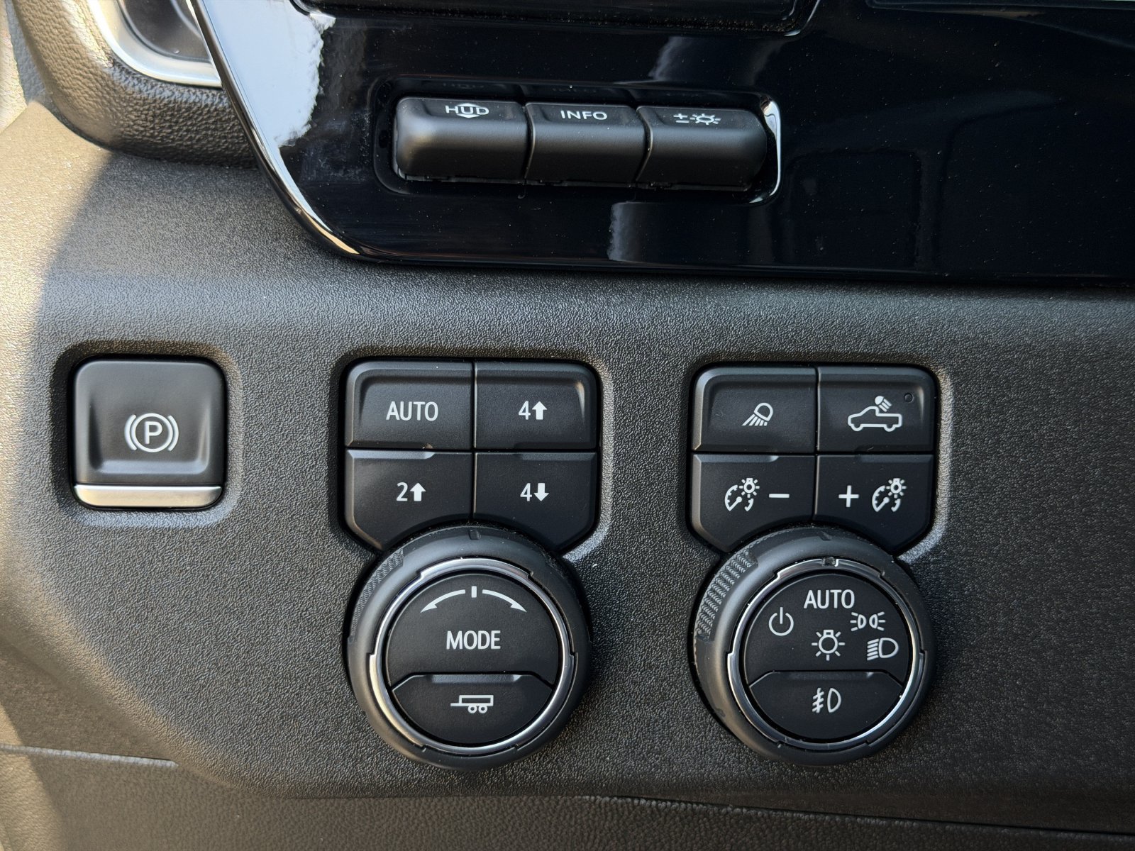 Used 2024 Chevrolet Silverado 2500 High Country w/ High Country Premium Package AWD/4WD image 25