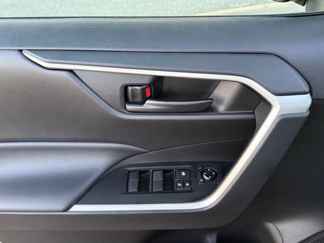 Used 2021 Toyota RAV4 LE AWD/4WD image 15