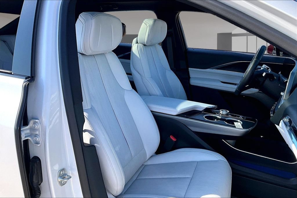 Used 2024 Cadillac Lyriq Luxury AWD/4WD image 7