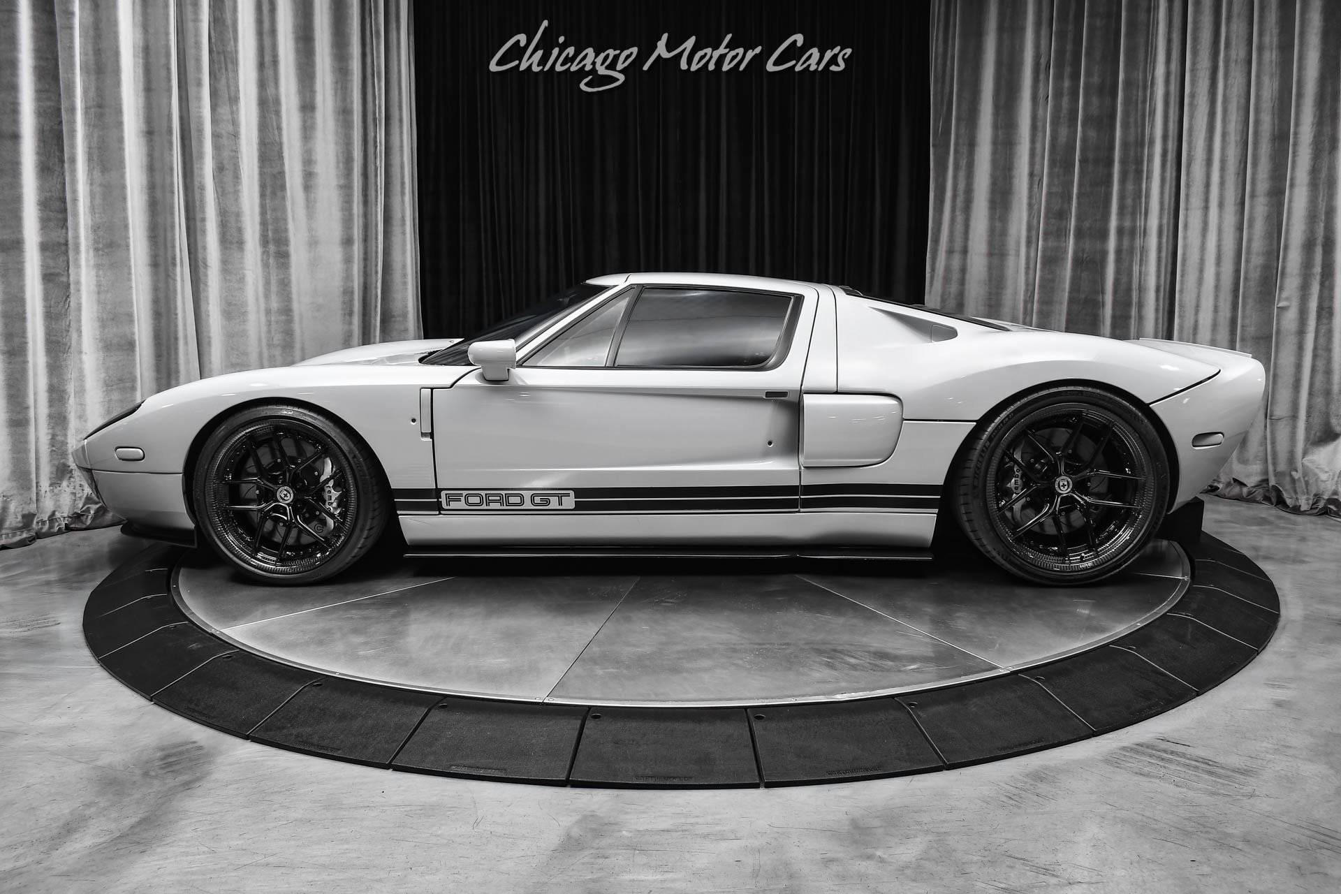 Used 2005 Ford GT RWD image 32