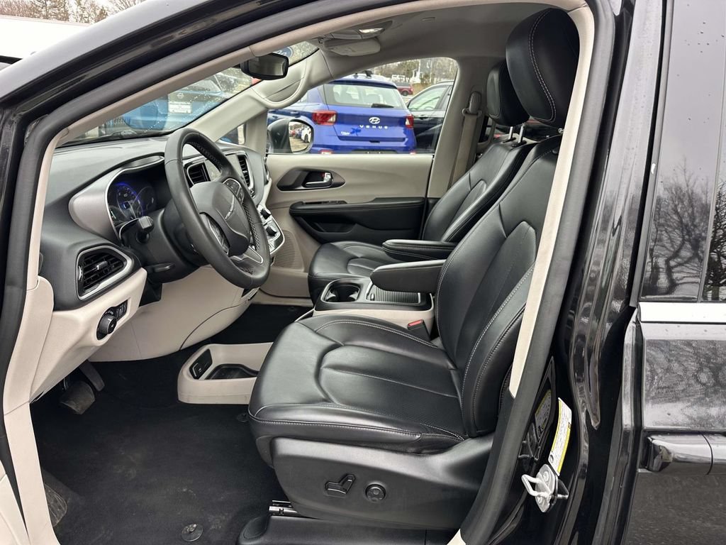 Used 2023 Chrysler Pacifica Touring-L FWD image 12