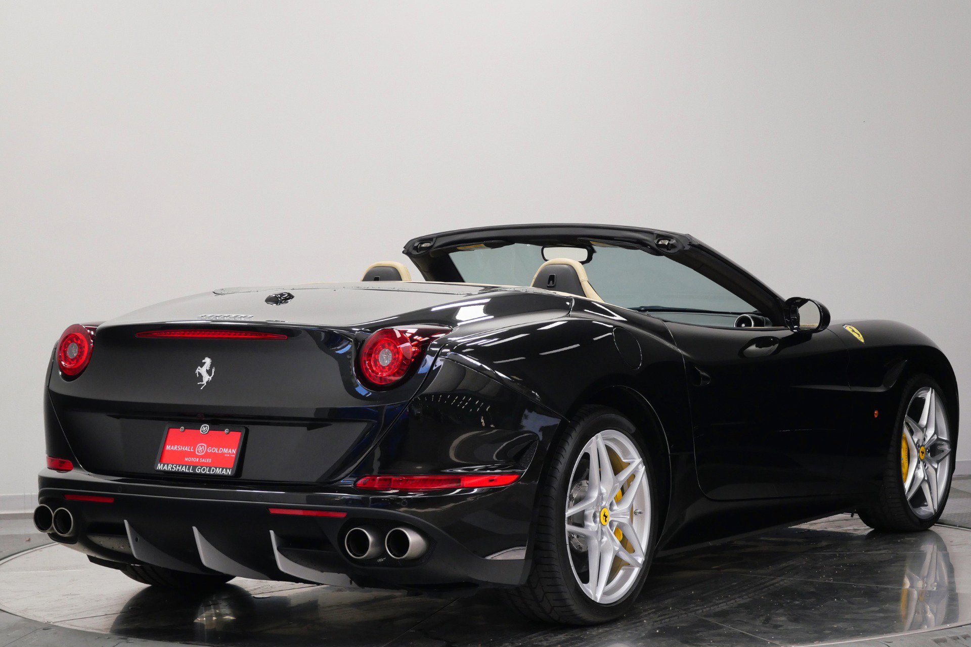 Used 2015 Ferrari California T RWD image 9
