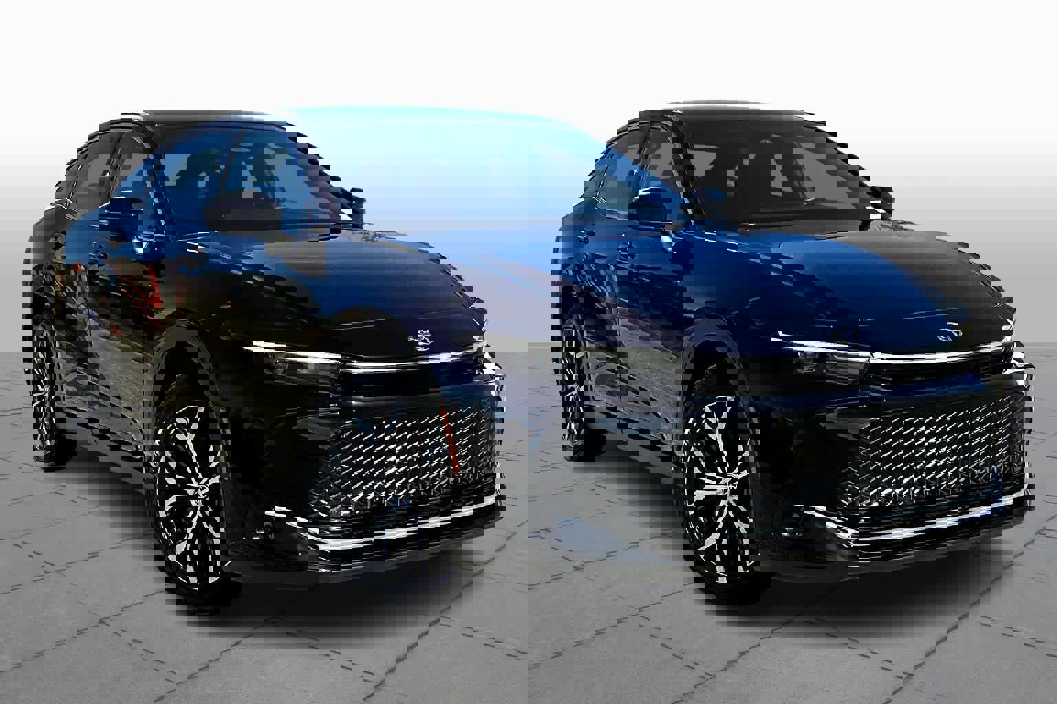 Used 2023 Toyota Crown XLE image 2