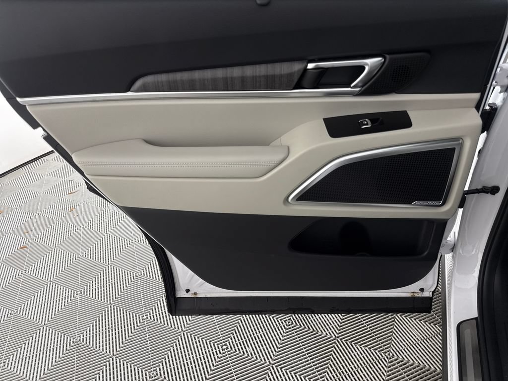 Used 2025 Kia Telluride SX w/ SX Captain's Chair Package FWD image 12