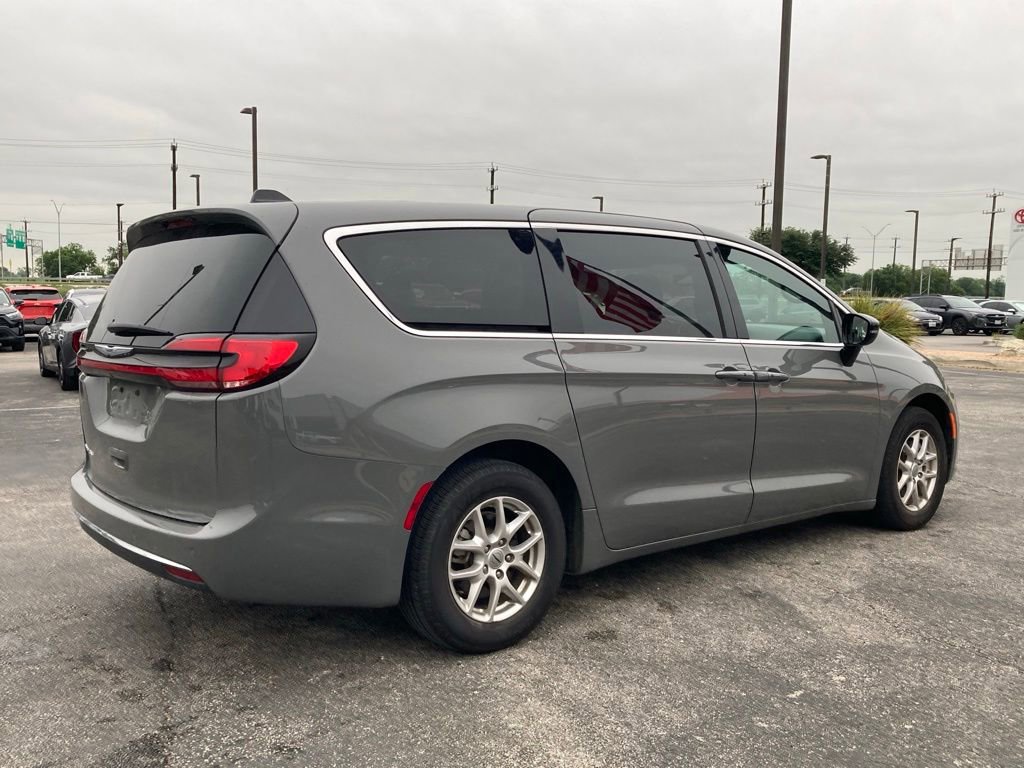 Used 2025 Chrysler Pacifica Select FWD image 4