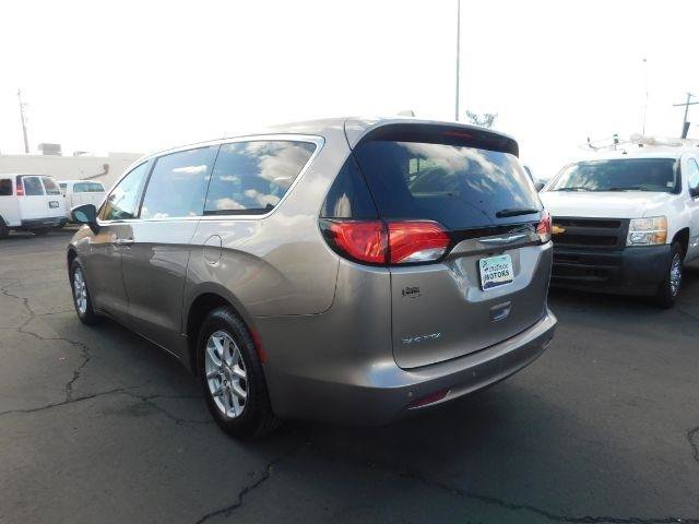 Used 2017 Chrysler Pacifica Touring image 4