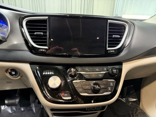 Used 2024 Chrysler Pacifica Touring-L image 14