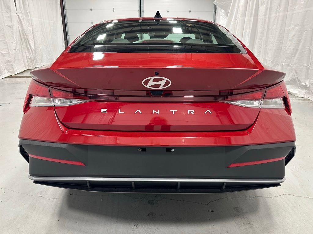 Used 2025 Hyundai Elantra SE FWD image 6