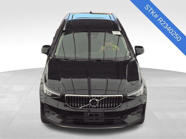 Used 2024 Volvo XC40 B5 Plus image 2