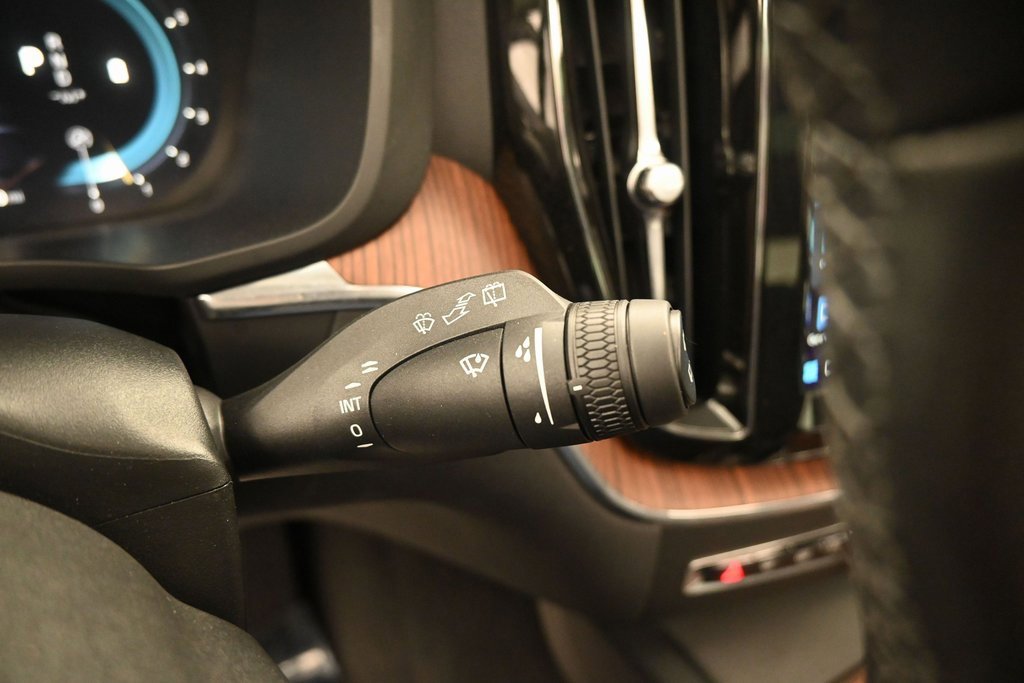 Used 2023 Volvo XC60 B5 Plus image 21