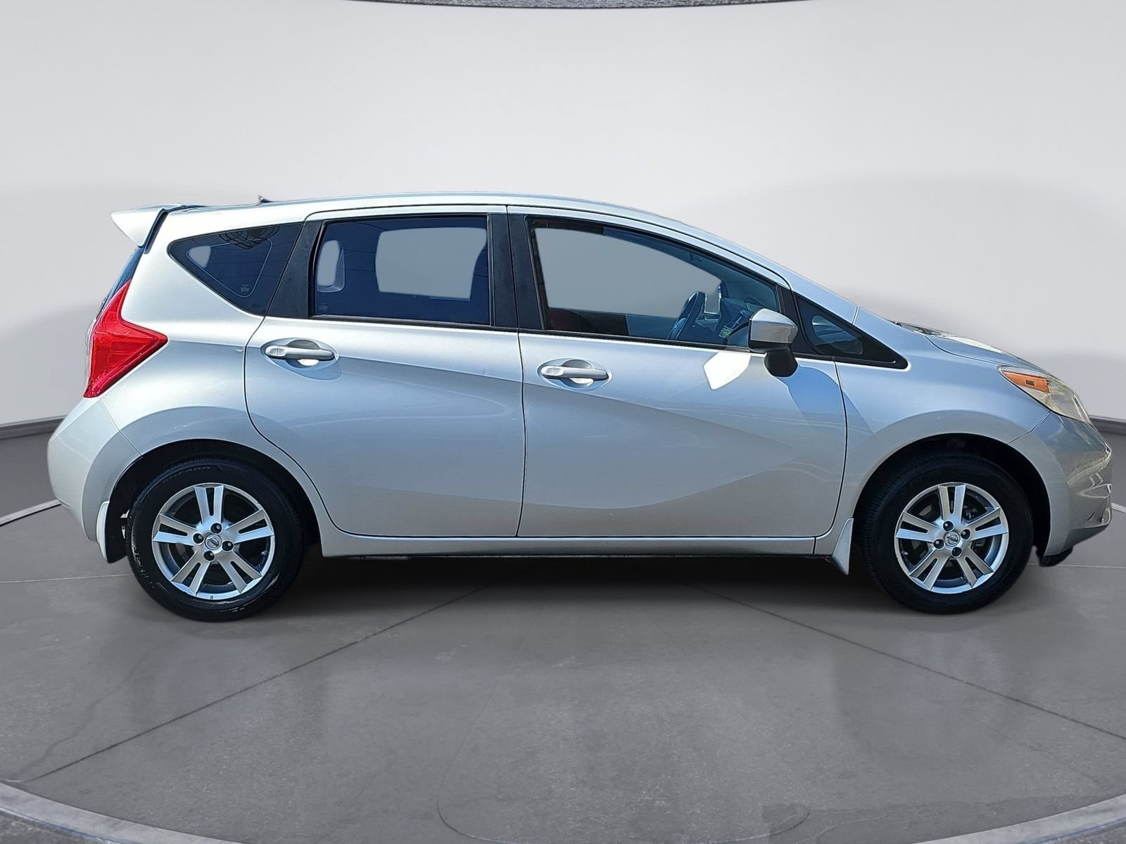 Used 2015 Nissan Versa Note SV w/ Sport Value Package FWD image 2
