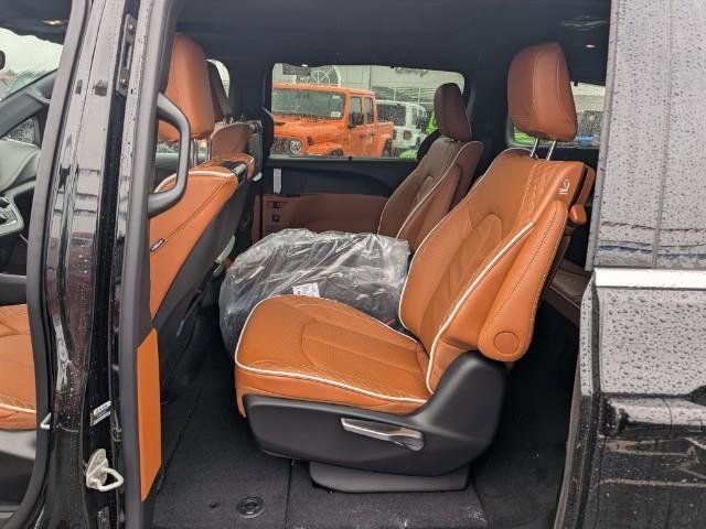 New 2026 Chrysler Pacifica Pinnacle image 10