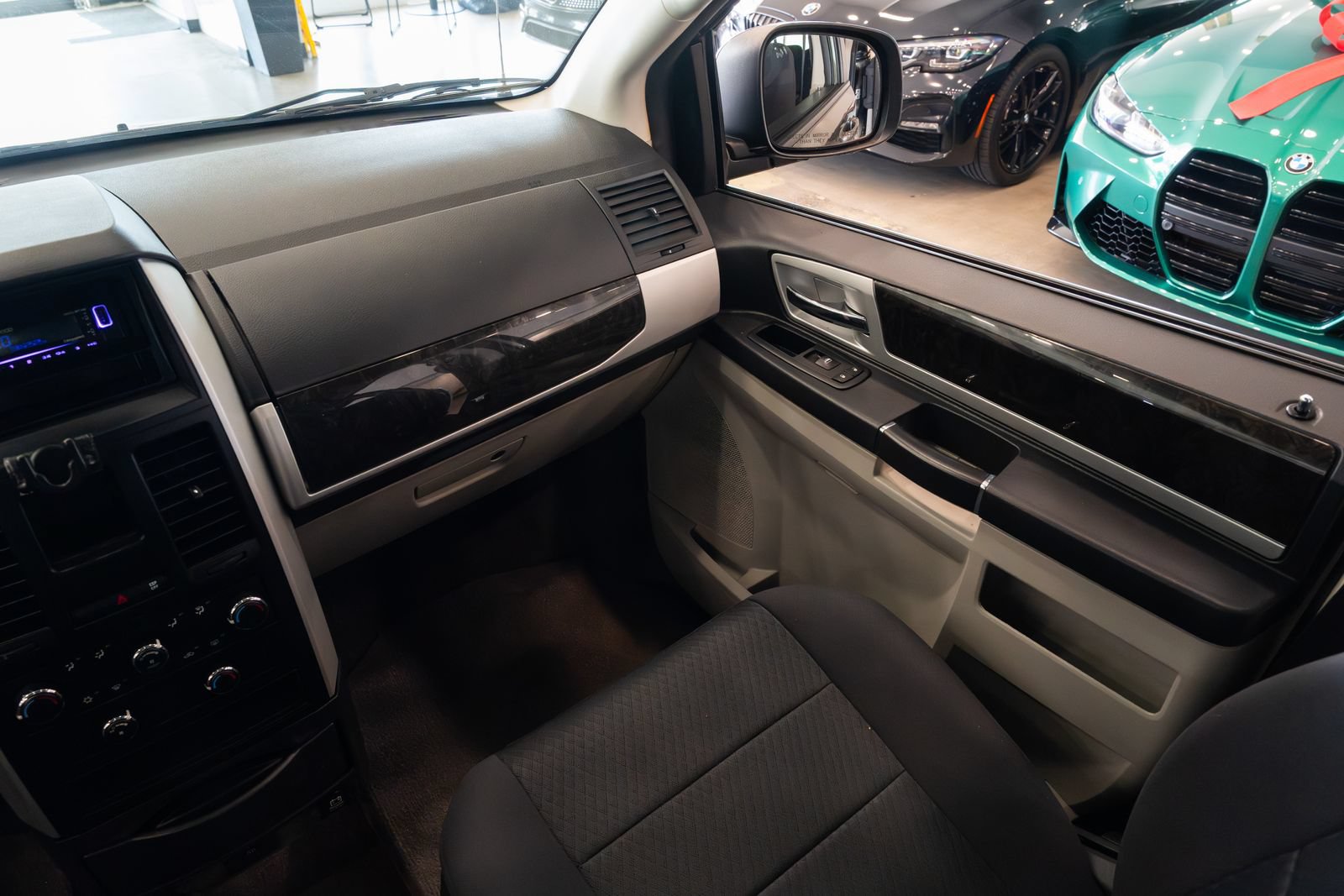 Used 2010 Dodge Grand Caravan SXT FWD image 12