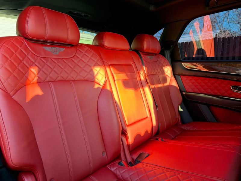 Used 2019 Bentley Bentayga AWD/4WD image 28