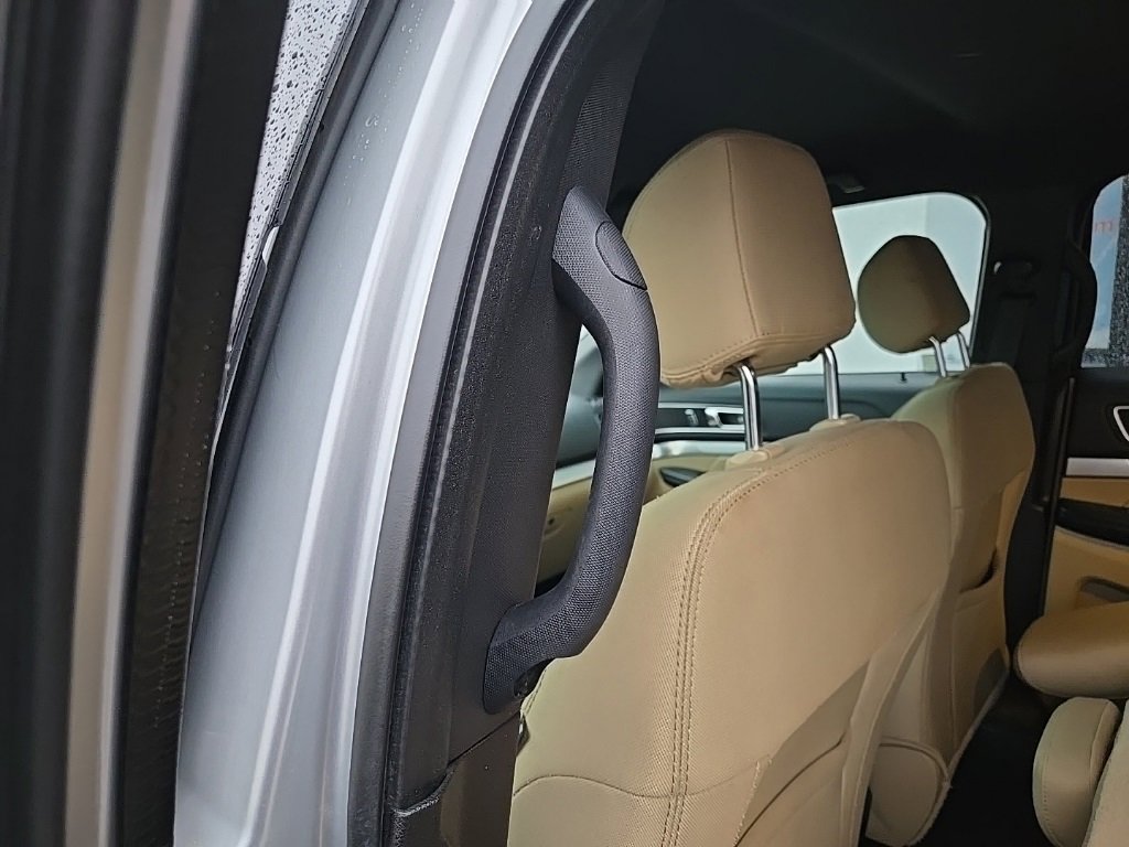 Used 2017 Ford Explorer XLT image 87