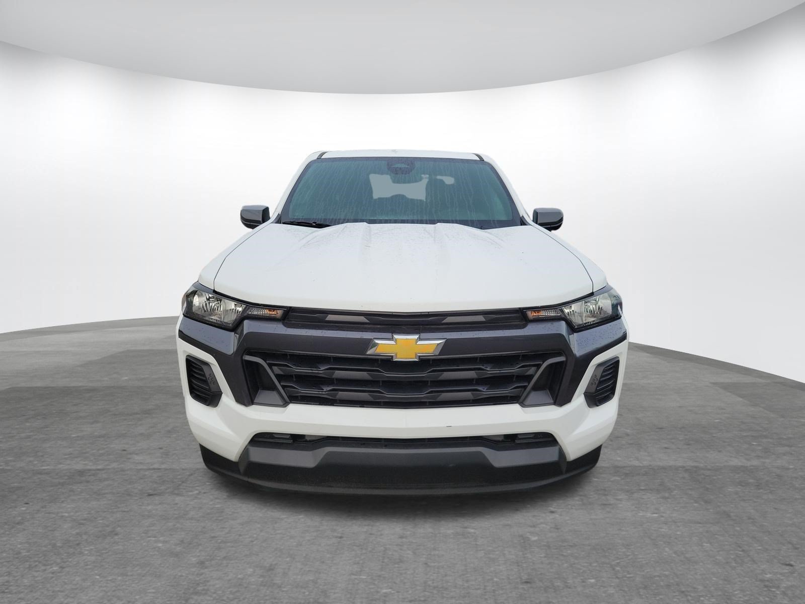 Used 2024 Chevrolet Colorado LT RWD image 2