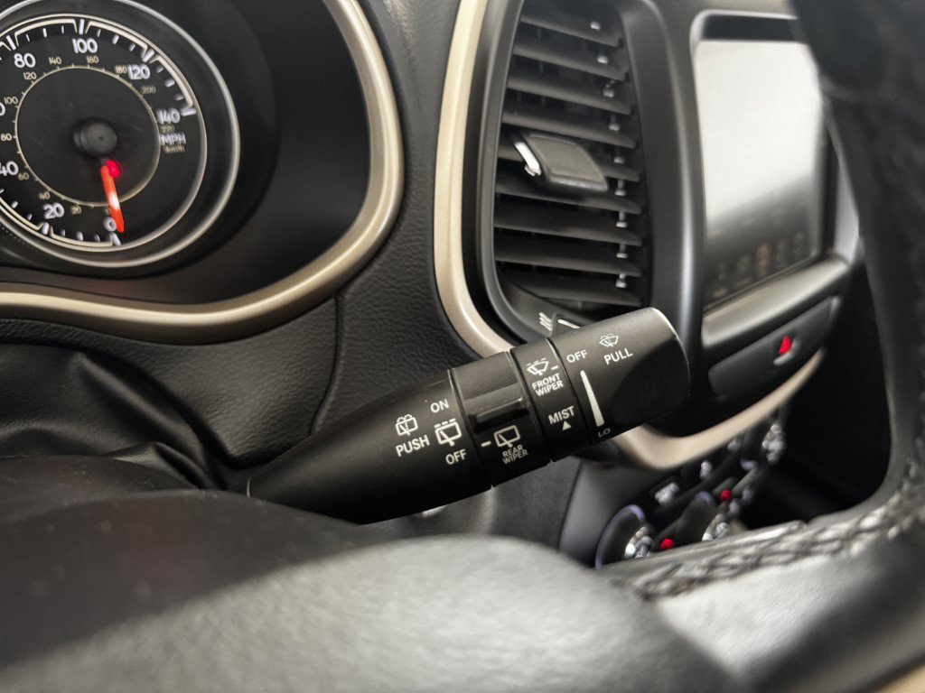 Used 2016 Jeep Cherokee Latitude w/ Comfort/Convenience Group image 38