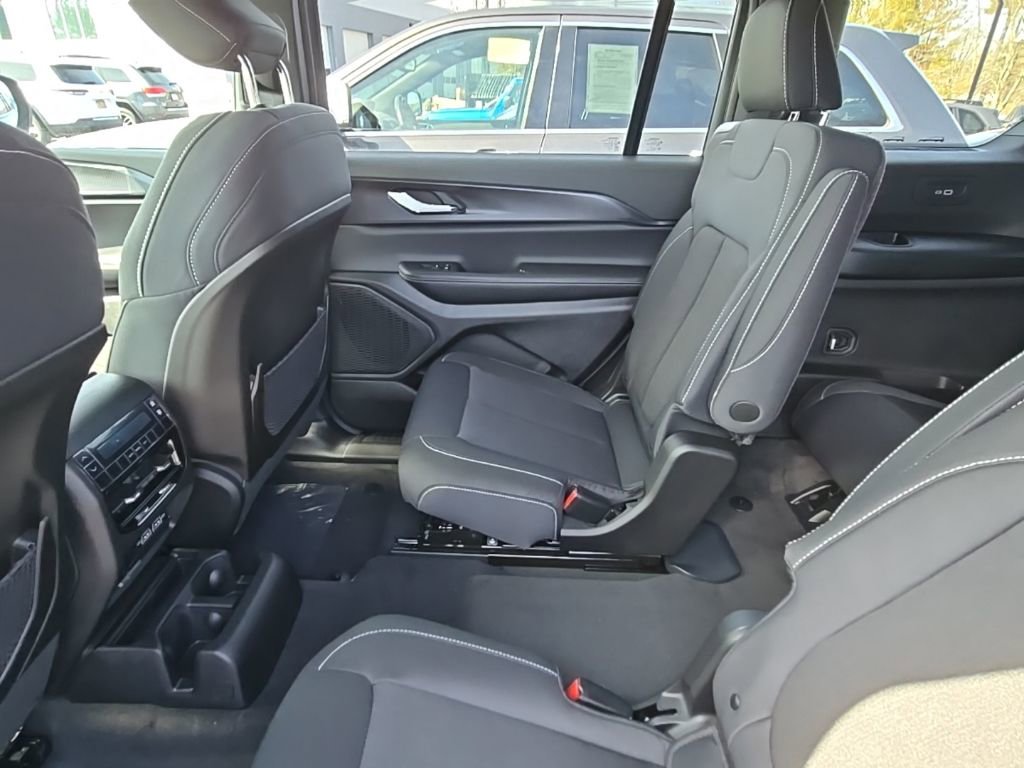 New 2026 Jeep Grand Cherokee L Laredo image 7