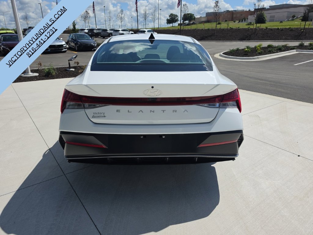 Used 2025 Hyundai Elantra SEL FWD image 4