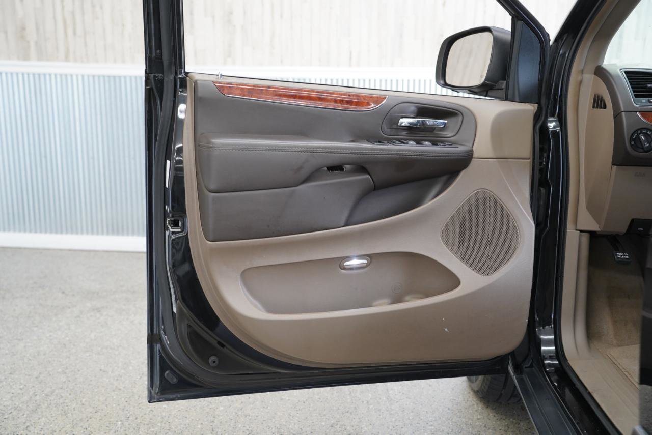 Used 2016 Chrysler Town & Country Touring FWD image 27