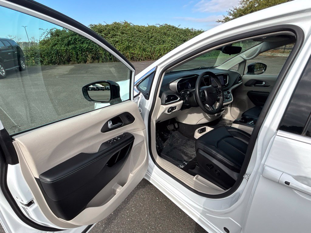 Used 2024 Chrysler Pacifica Limited FWD image 35