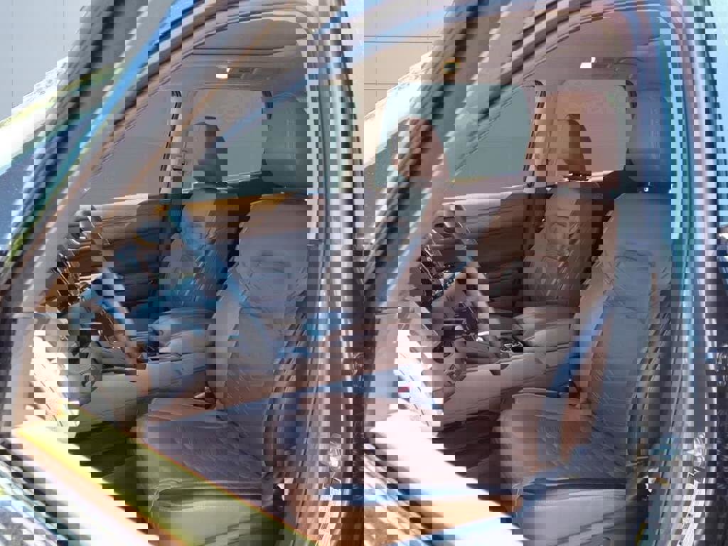 Used 2023 Nissan Pathfinder Platinum image 3