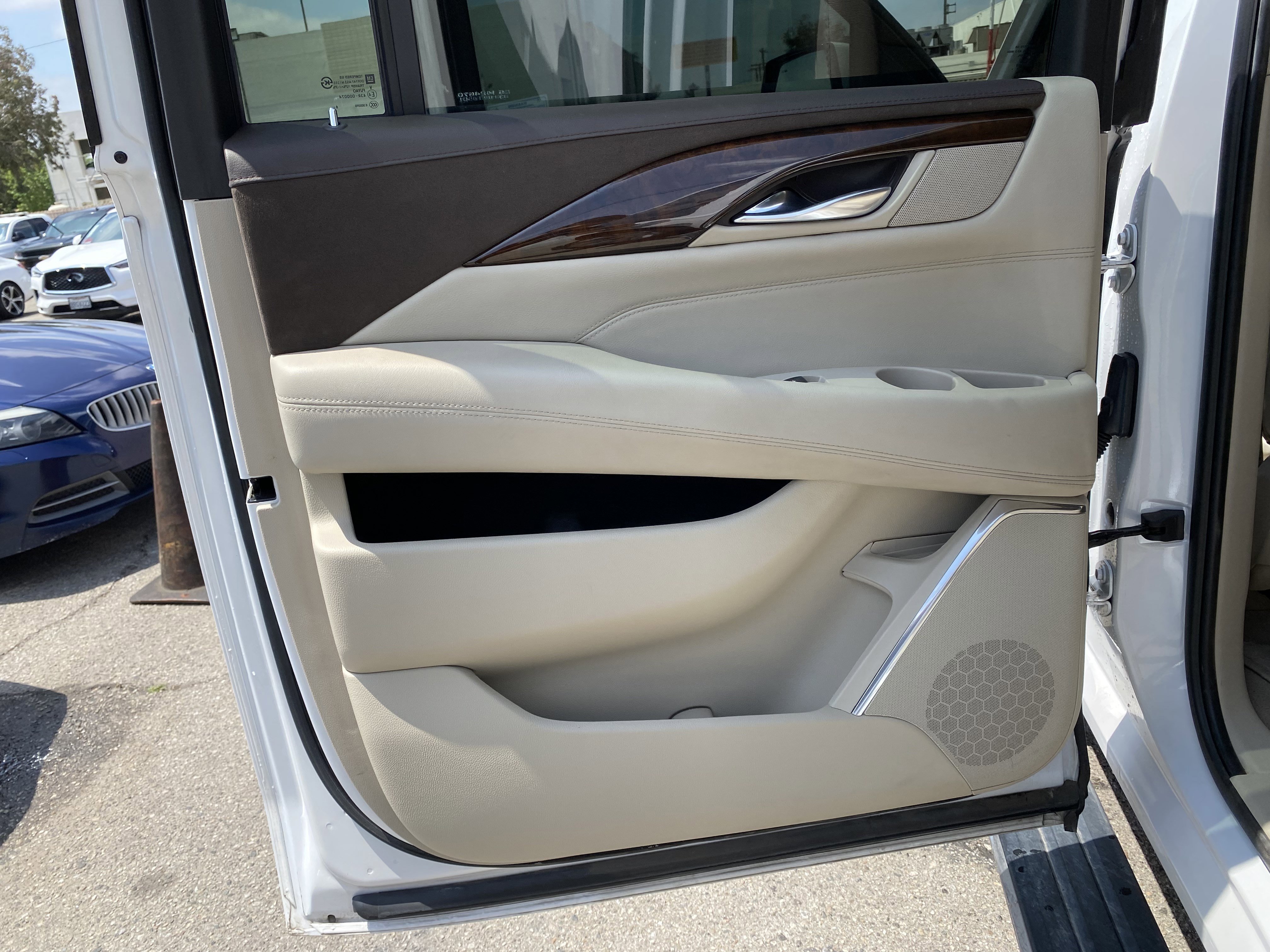 Used 2017 Cadillac Escalade ESV Premium Luxury RWD image 19