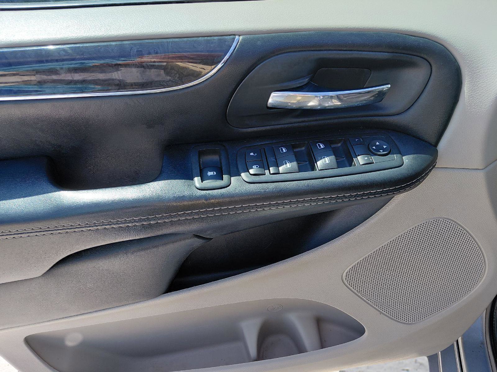 Used 2015 Chrysler Town & Country Touring FWD image 25