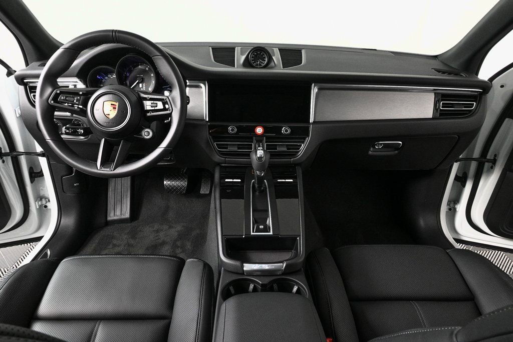 Certified 2026 Porsche Macan AWD/4WD image 19