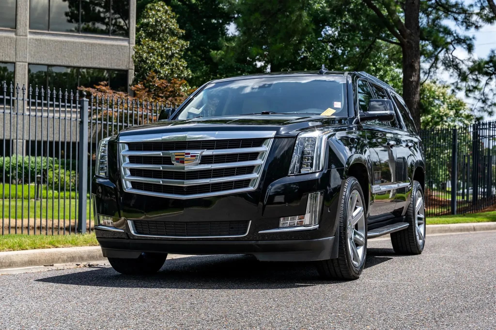 Used 2020 Cadillac Escalade Luxury RWD image 2