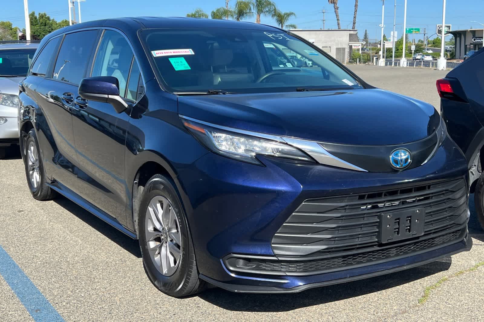 Certified 2023 Toyota Sienna LE FWD image 3