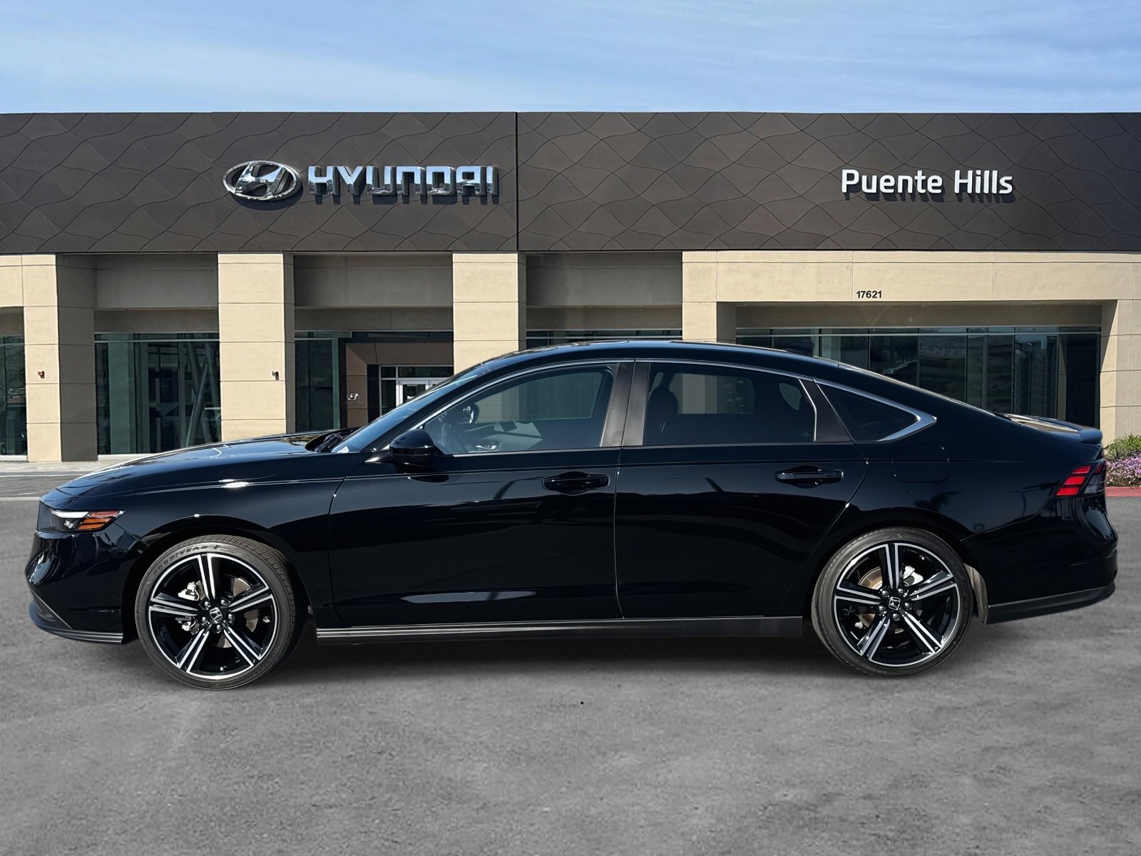Used 2023 Honda Accord Sport image 3