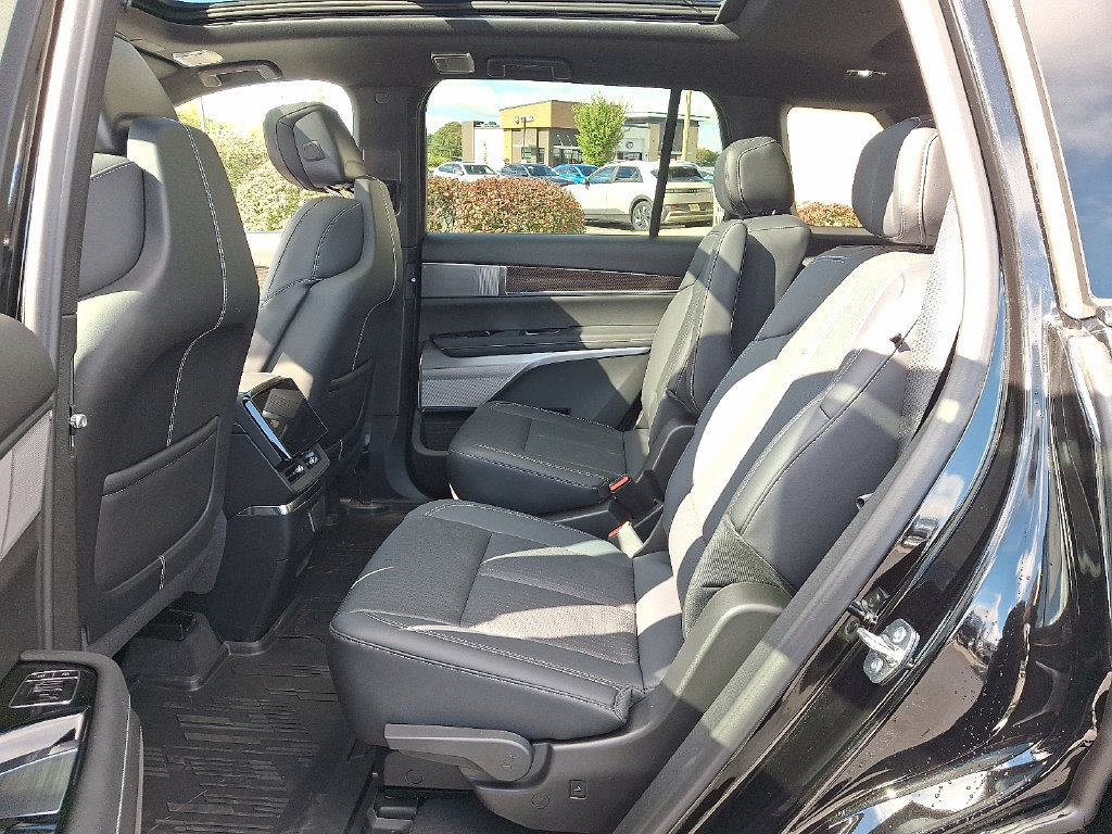 New 2027 Cadillac Vistiq Sport w/ LPO, Floor Liner Package AWD/4WD image 5