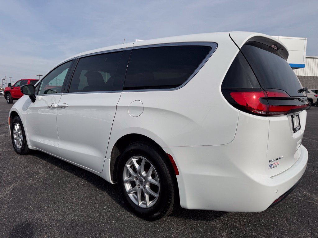 Used 2025 Chrysler Pacifica Select FWD image 7