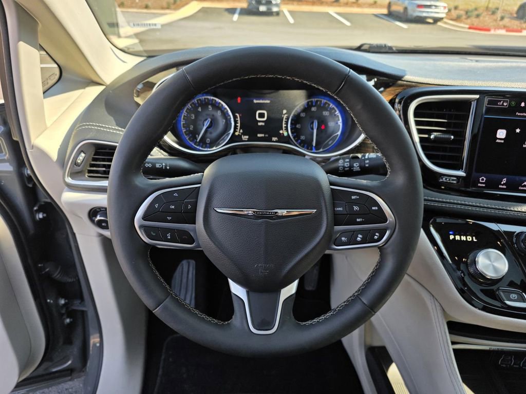 Used 2023 Chrysler Pacifica Limited image 15