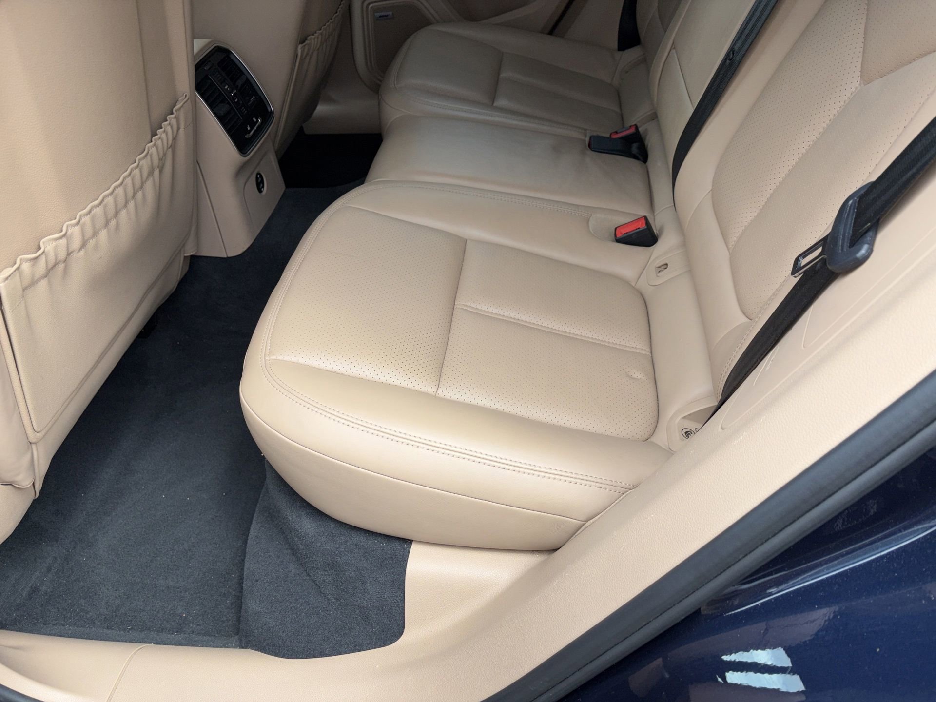 Used 2020 Porsche Macan Base image 18