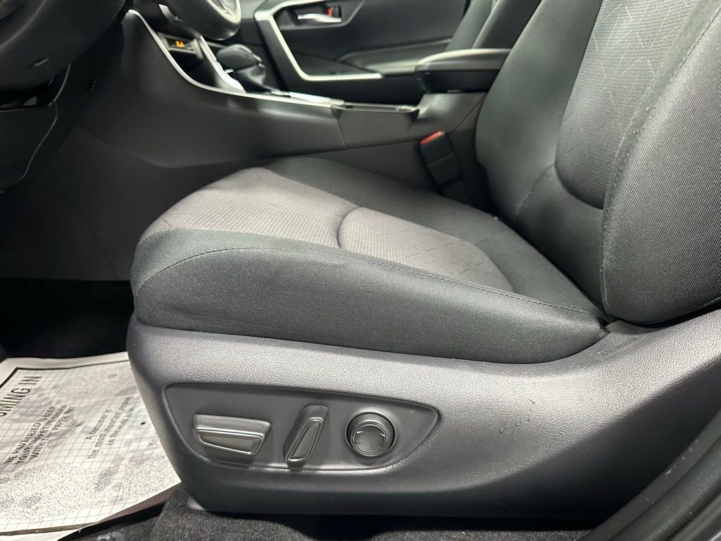 Used 2025 Toyota RAV4 XLE AWD/4WD image 12