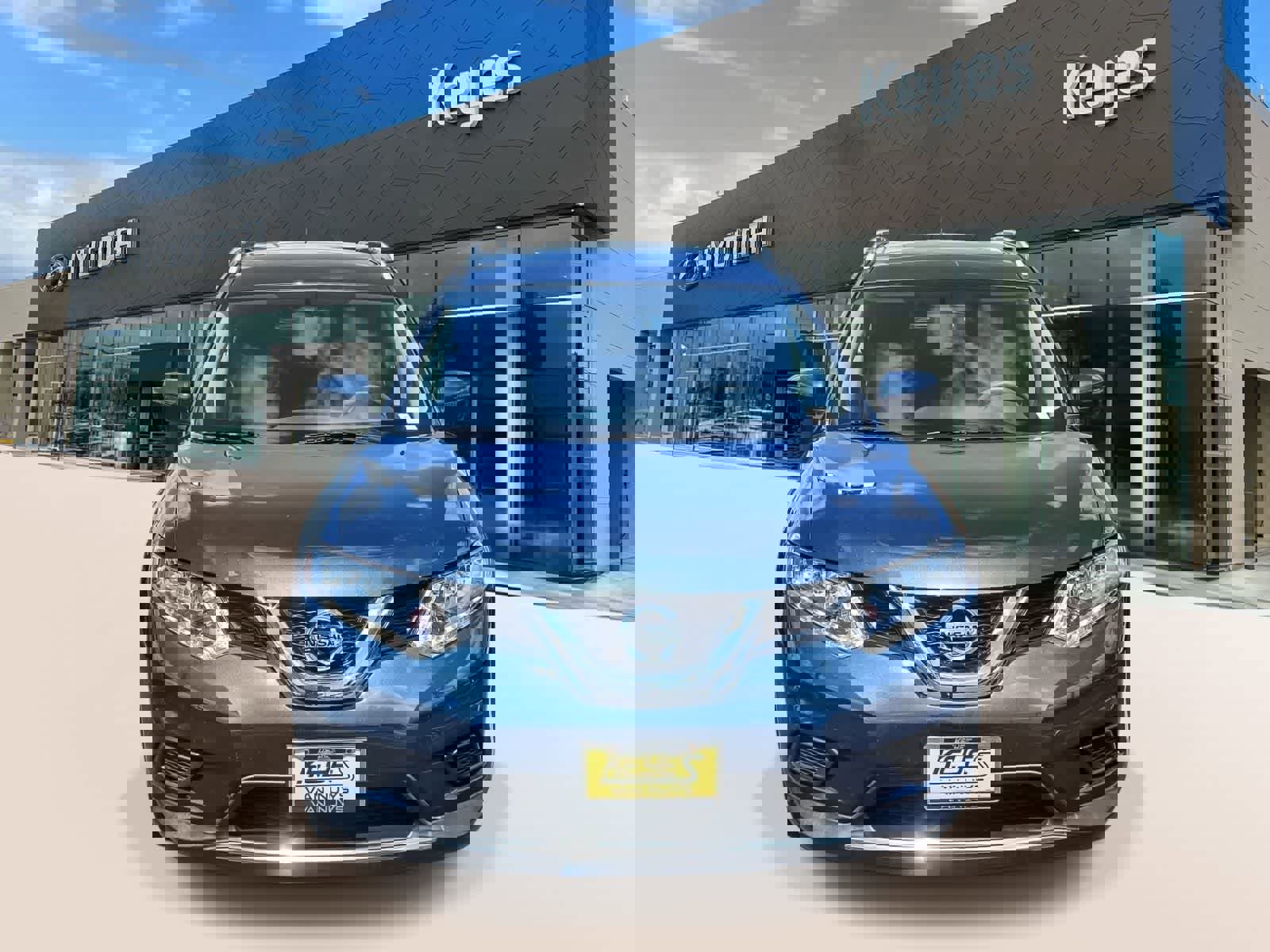 Used 2016 Nissan Rogue SV w/ SV Premium Package image 2