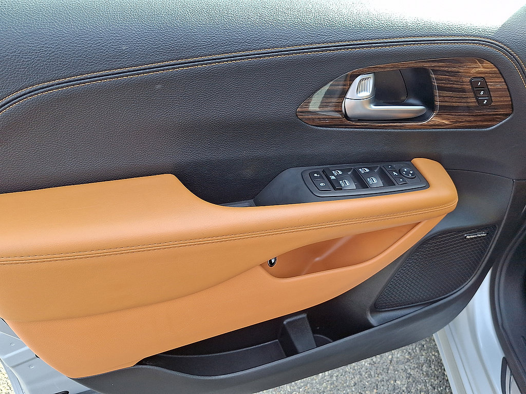 Certified 2023 Chrysler Pacifica Pinnacle FWD image 2