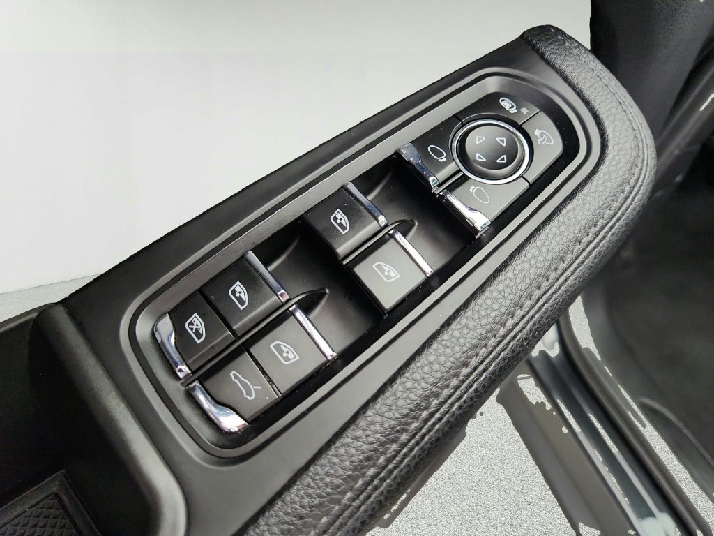 Used 2018 Porsche Macan Sport Edition AWD/4WD image 20