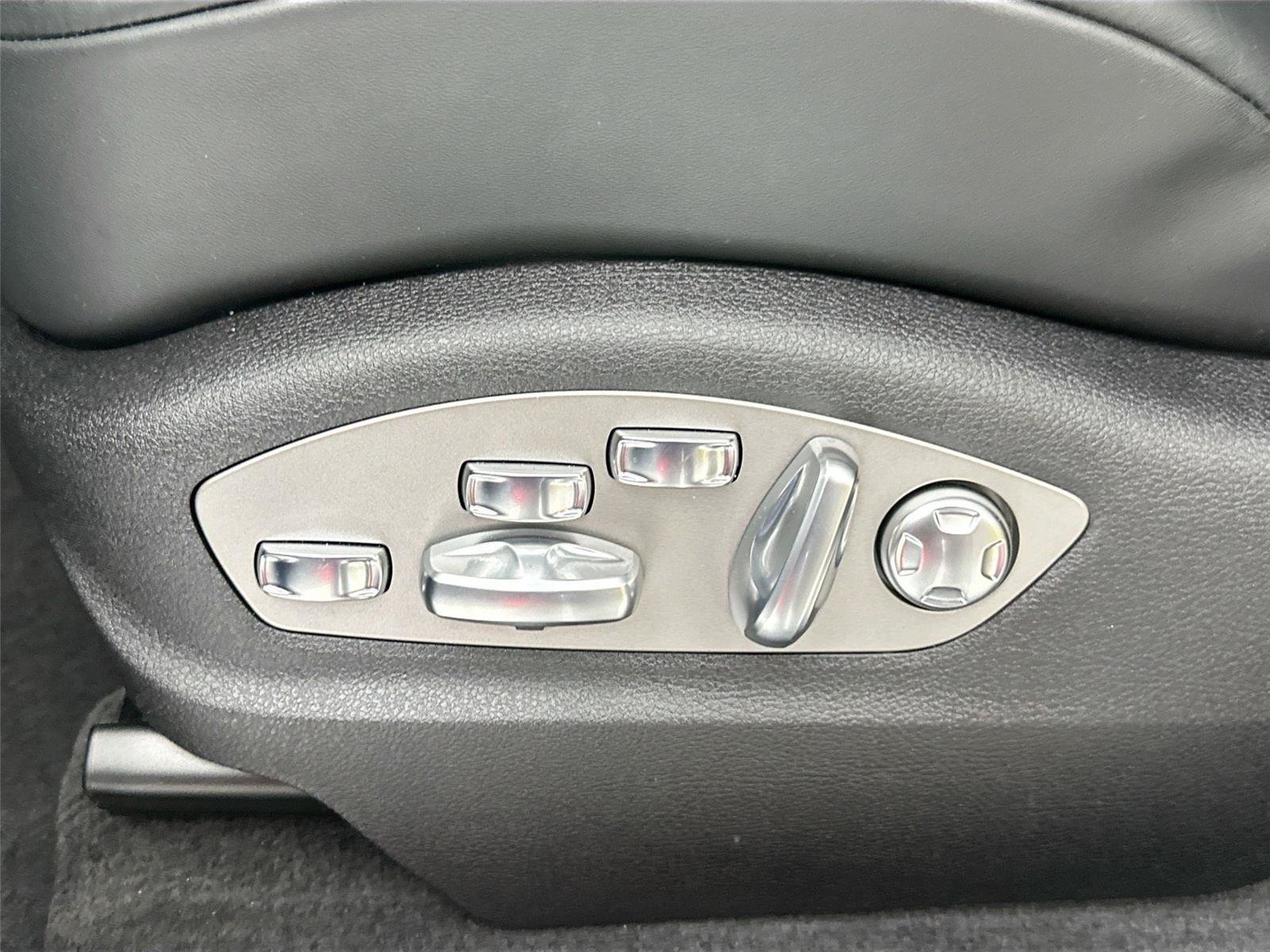 Certified 2026 Porsche Macan Turbo AWD/4WD image 32