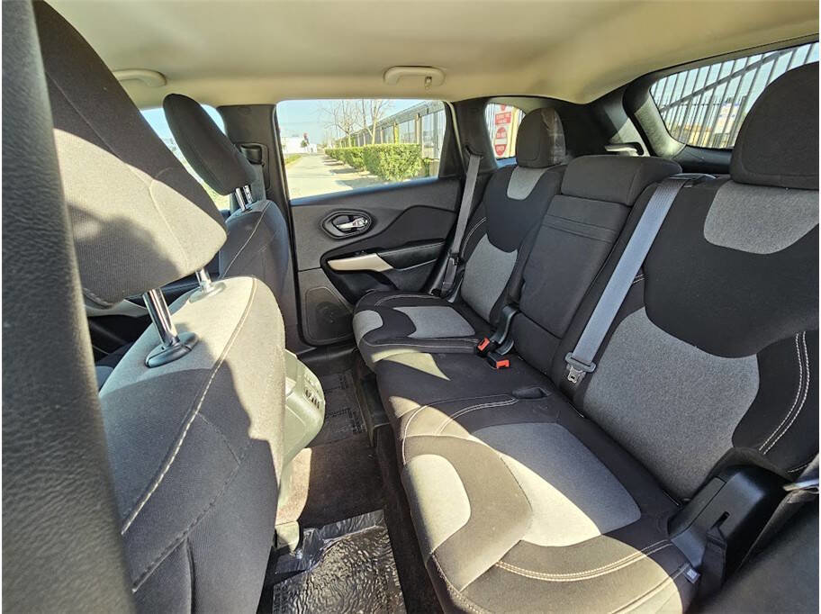 Used 2018 Jeep Cherokee Latitude w/ Altitude Package image 13