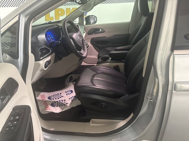 Certified 2024 Chrysler Pacifica Touring-L image 16